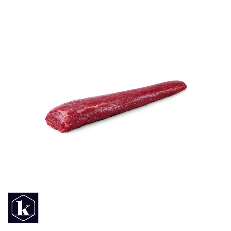 Ree rugfilet, rauwe ree backstrap, vrijstaand op een witte achtergrond, productfoto zonder extra’s.