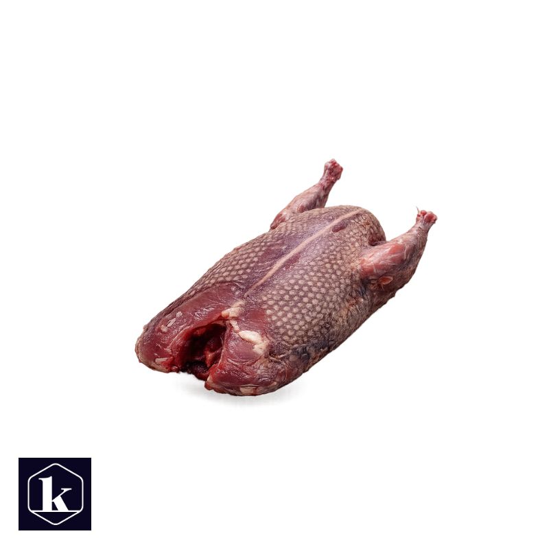 Houtduif, panklaar en geplukt, liggend op de rug, vrijstaand op transparante achtergrond.