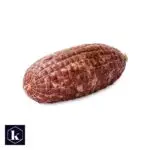 Wildzwijns rollade, rauw opgerold stuk wildzwijnvlees in net, vrijstaand als productfoto.