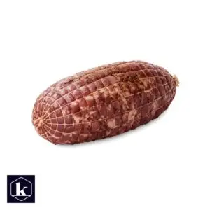 Wildzwijns rollade, rauw opgerold stuk wildzwijnvlees in net, vrijstaand als productfoto.