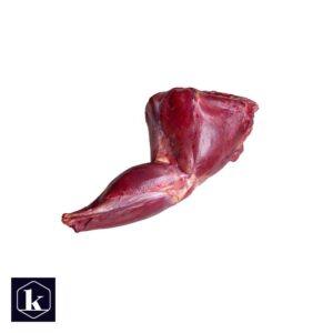 Hazenachterbout van haas, stevig wildvlees met bot, rauw product op witte achtergrond.
