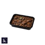 Ree stoofpot, rauwe blokjes ree vlees op een witte achtergrond, productfoto zonder extra’s.