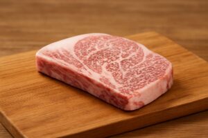 A5 Wagyu steak met fijne vetmarmering op houten plank, vers vlees van Slagerij & Poelier Kamphuis